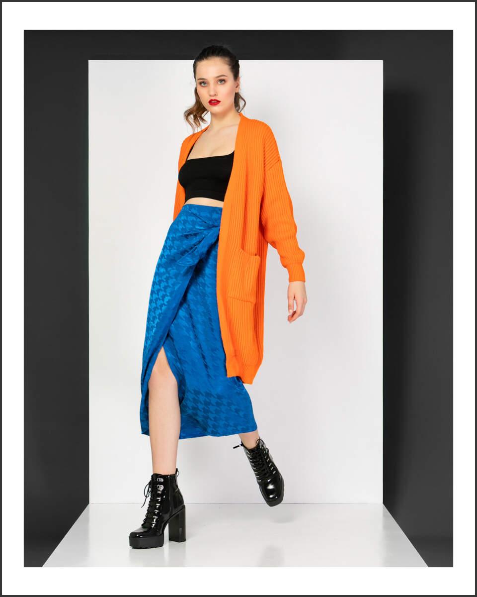 Μπλε ρουά midi φουστα με σκίσιμο και φιόγκο στο πλάι. Εμφάνιση από μπροστά