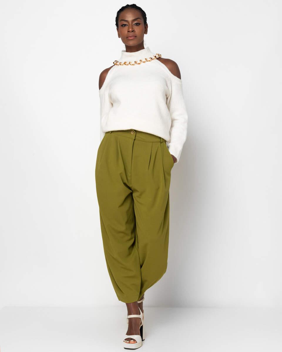 Εκρού μπλούζα ζιβάγκο με χρυσό κολιέ και ανοίγματα στους ώμους. Εμφάνιση από μπροστά.