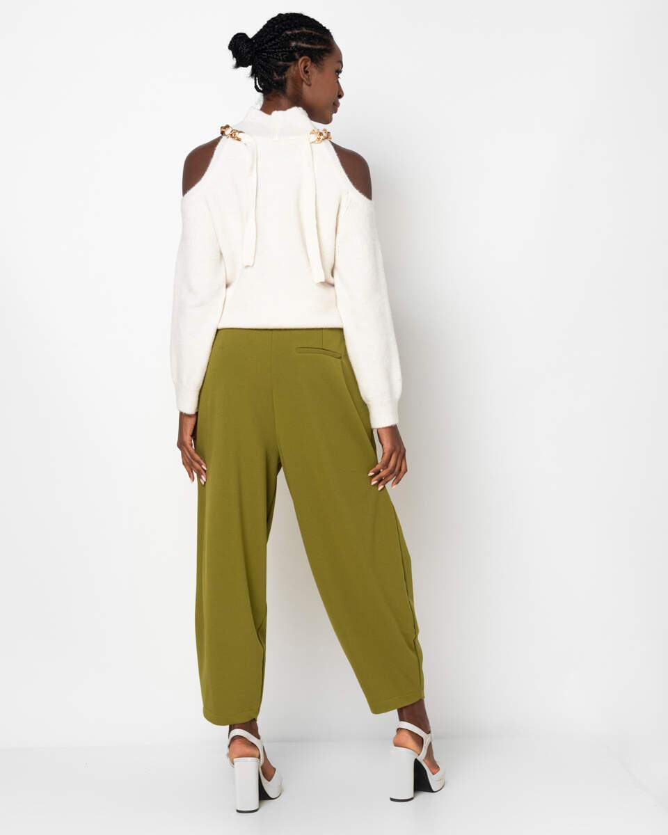 Εκρού μπλούζα ζιβάγκο με χρυσό κολιέ και ανοίγματα στους ώμους. Εμφάνιση από πίσω.