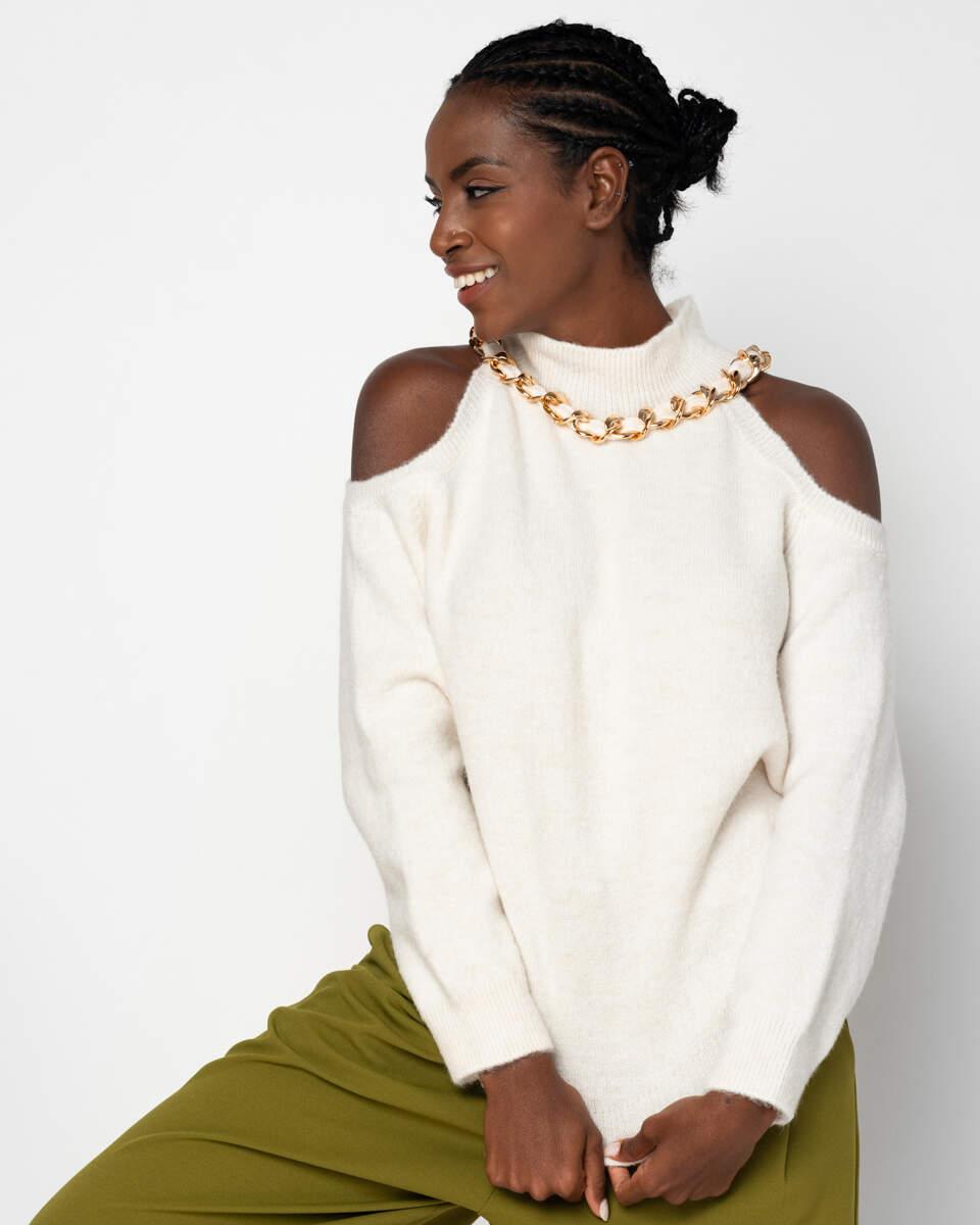 Εκρού μπλούζα ζιβάγκο με χρυσό κολιέ και ανοίγματα στους ώμους. Εμφάνιση ζουμ από μπροστά.