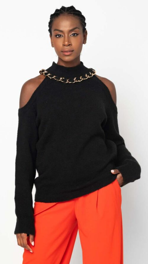 Μαύρη μπλούζα ζιβάγκο με χρυσό κολιέ και ανοίγματα στους ώμους.