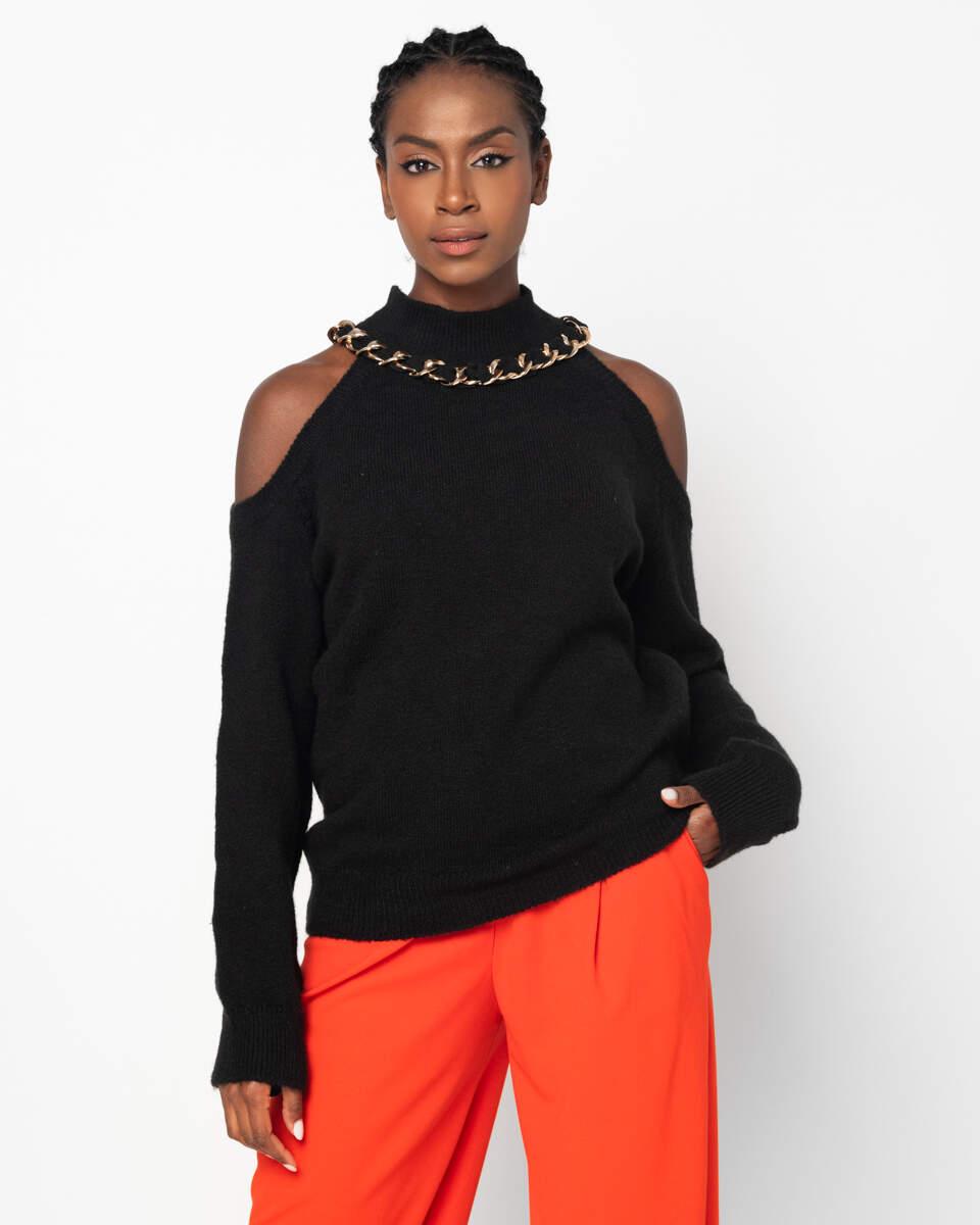 Μαύρη μπλούζα ζιβάγκο με χρυσό κολιέ και ανοίγματα στους ώμους.