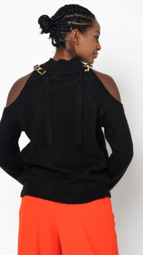 Μαύρη μπλούζα ζιβάγκο με χρυσό κολιέ και ανοίγματα στους ώμους. Εμφάνιση από πίσω.