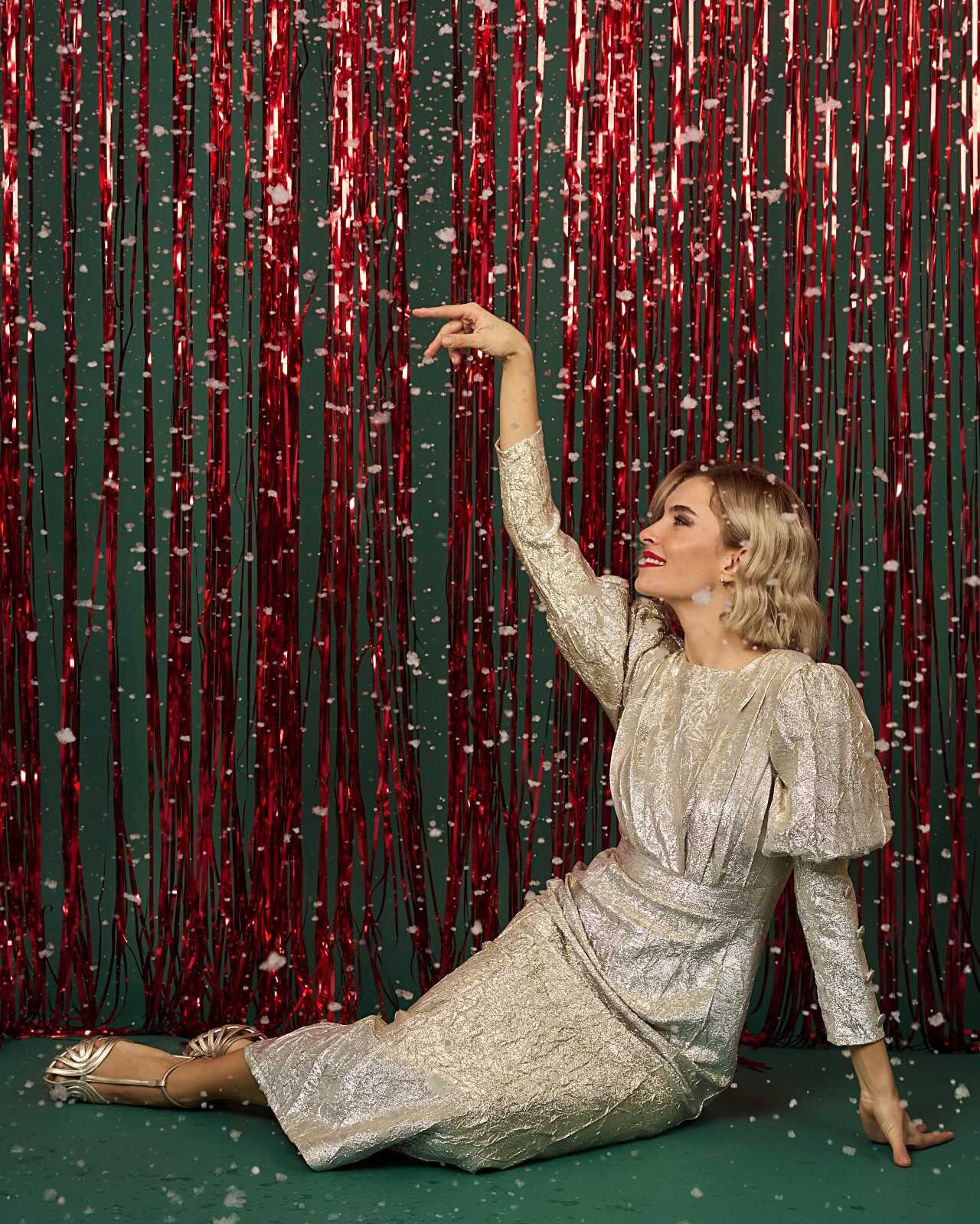 Χρυσό midi φόρεμα με μακριά ιδιαίτερα μανίκια με κουμπιά. Εμφάνιση στο πλάι