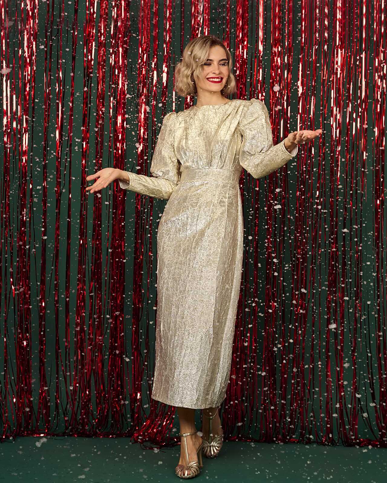 Χρυσό midi φόρεμα με μακριά ιδιαίτερα μανίκια με κουμπιά. Εμφάνιση από μπροστά