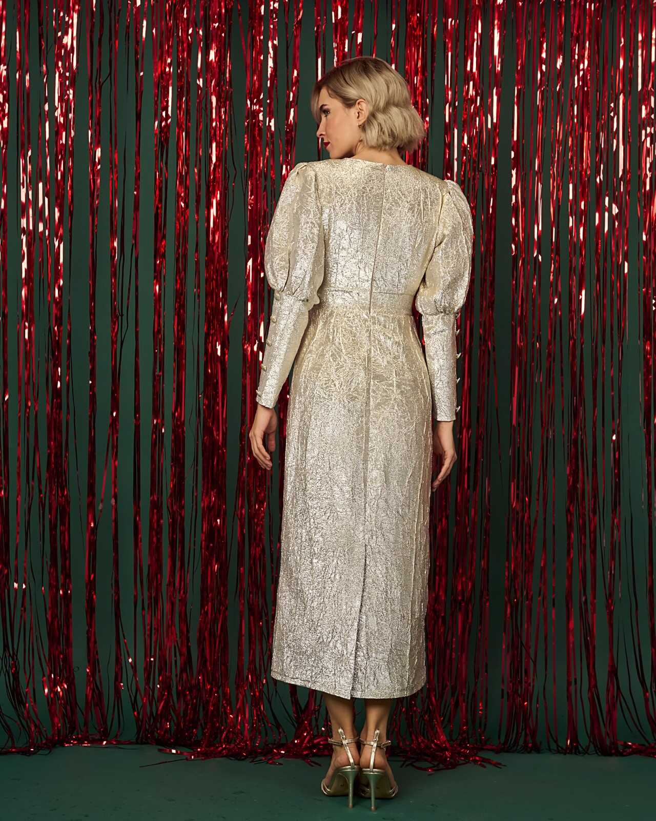 Χρυσό midi φόρεμα με μακριά ιδιαίτερα μανίκια με κουμπιά. Εμφάνιση από πίσω