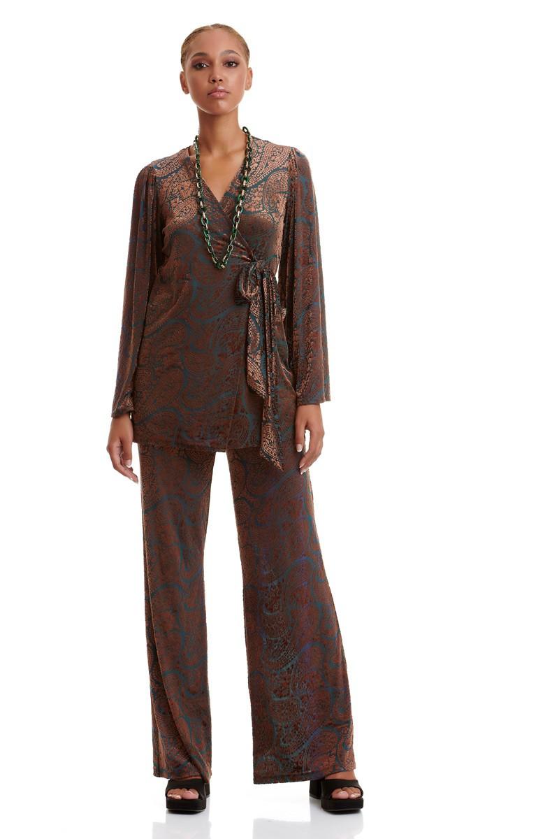 Ανοιχτή βελούδινη ζακέτα κιμονό με μανίκια καμπάνα και ασορτί ζώνη. Εμφάνιση μπροστά