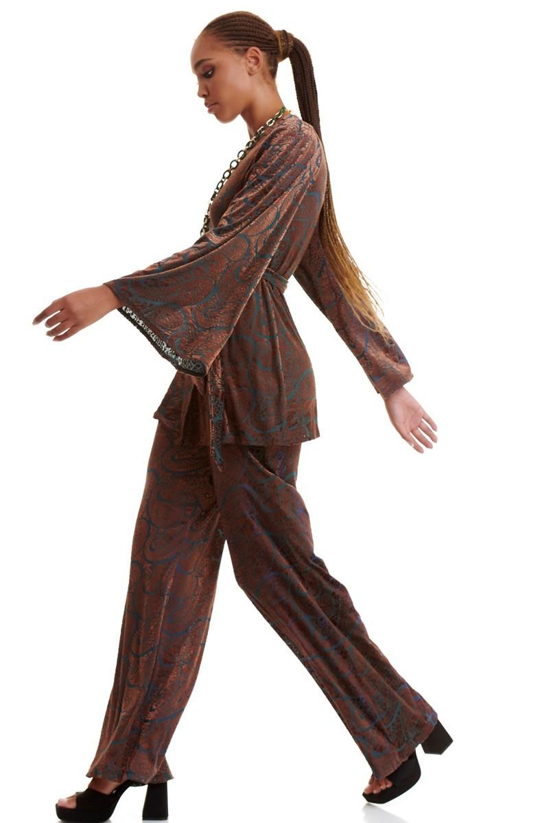 Ανοιχτή βελούδινη ζακέτα κιμονό με μανίκια καμπάνα και ασορτί ζώνη. Εμφάνιση πλάι