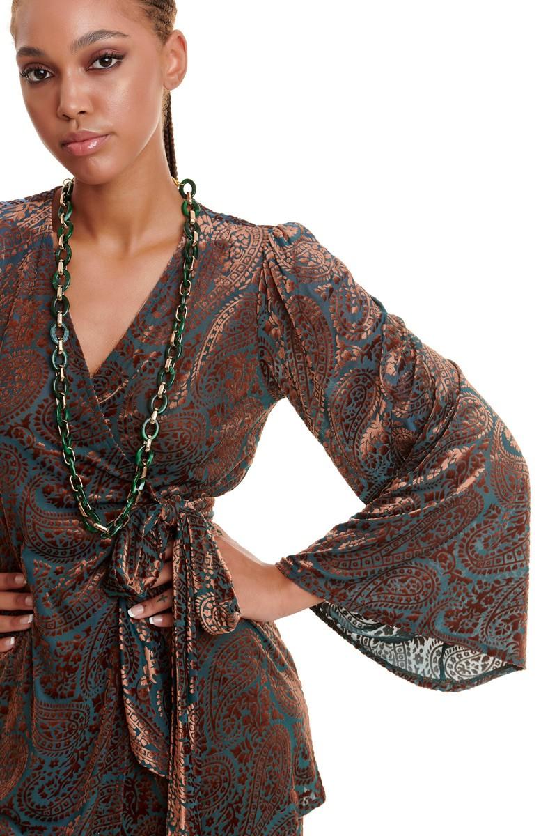 Ανοιχτή βελούδινη ζακέτα κιμονό με μανίκια καμπάνα και ασορτί ζώνη. Εμφάνιση ζουμ