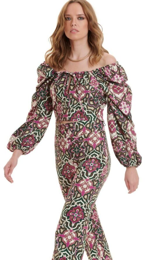 Έξωμο κροπ τοπ με μακριά μανίκια και σούρα στο ντεκολτέ. Εμφάνιση στο πλάι