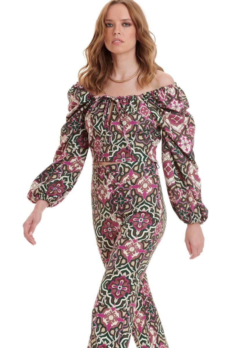 Έξωμο κροπ τοπ με μακριά μανίκια και σούρα στο ντεκολτέ. Εμφάνιση στο πλάι