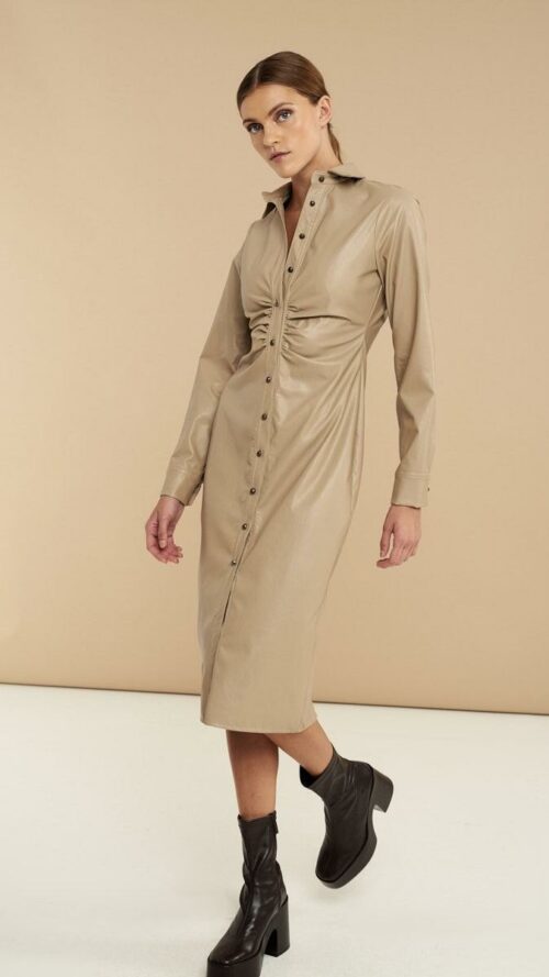 Μίντι φόρεμα με κουμπιά, σούρα και μακριά μανίκια. Εμφάνιση στο πλάι.