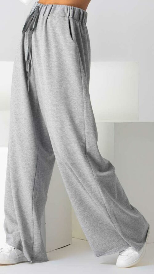 Γκρι φούτερ φόρμα με λάστιχο και κορδόνι. Εμφάνιση από μπροστά.