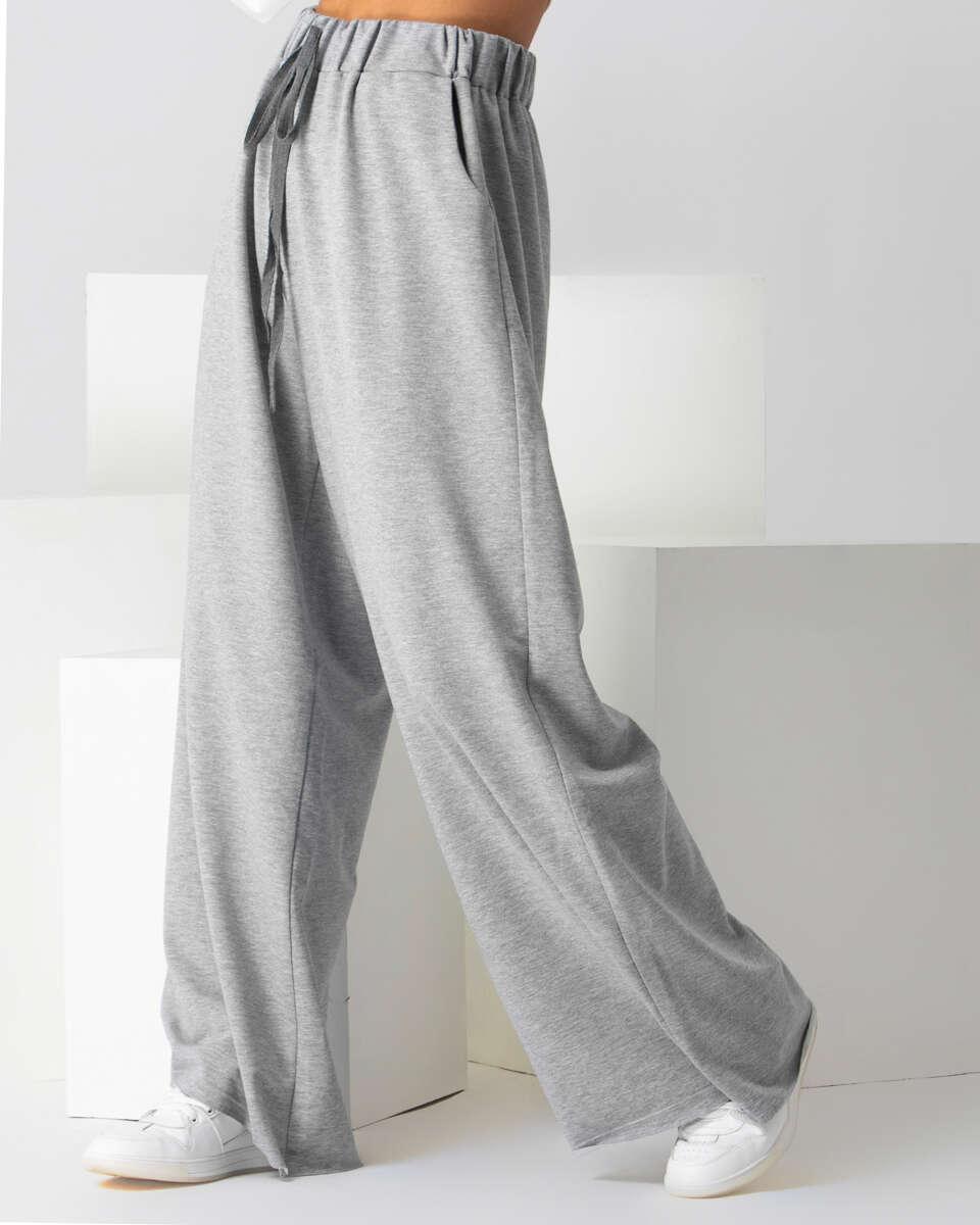 Γκρι φούτερ φόρμα με λάστιχο και κορδόνι. Εμφάνιση από μπροστά.