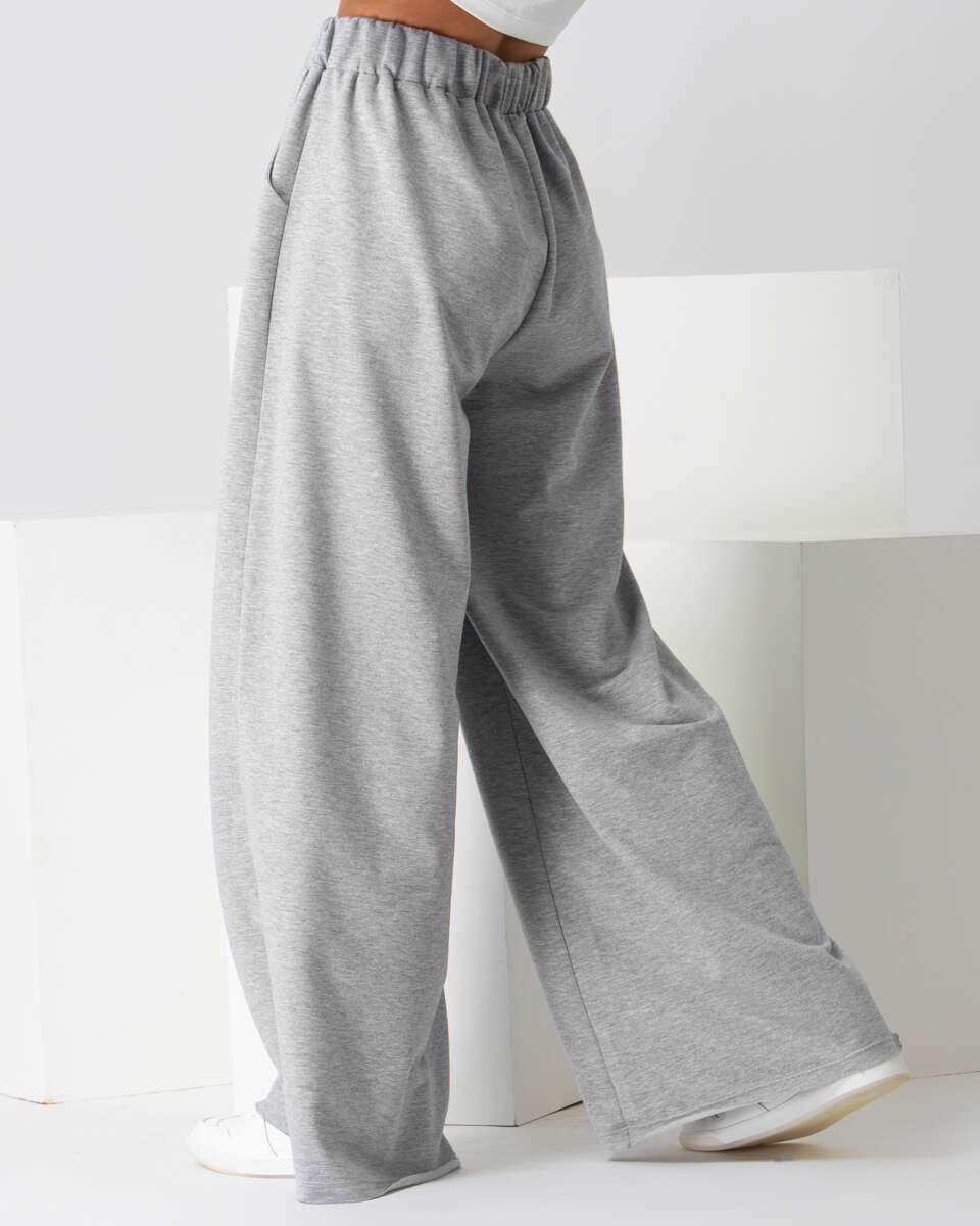 Γκρι φούτερ φόρμα με λάστιχο και κορδόνι. Εμφάνιση από πίσω.