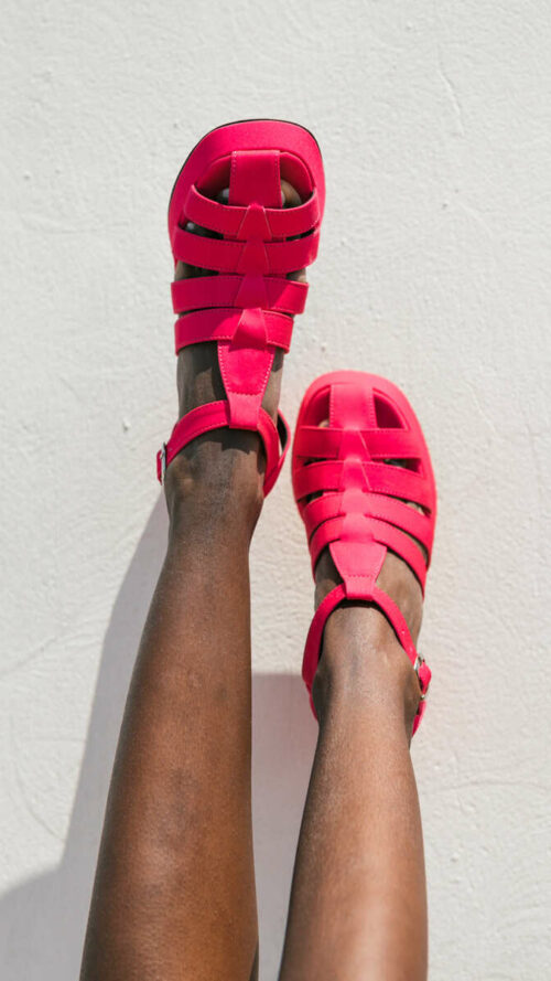 Φούξια πέδιλο με ψηλό χοντρό τακούνι. Εμφάνιση από πάνω