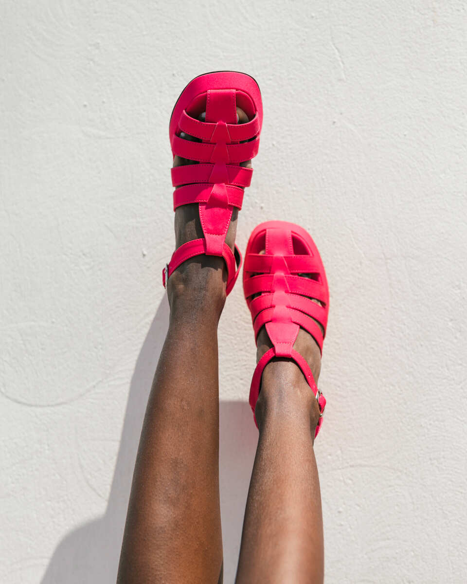 Φούξια πέδιλο με ψηλό χοντρό τακούνι. Εμφάνιση από πάνω