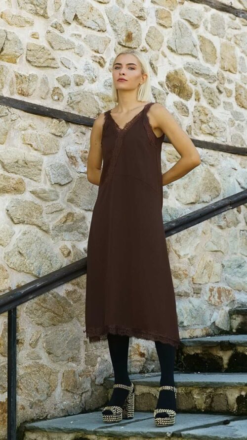 kafe-midi-forema-me-rafi-sto-teleioma-mprosta Καφέ midi φόρεμα με ιδιαίτερες ραφές στο τελείωμα. Εμφάνιση από μπροστά