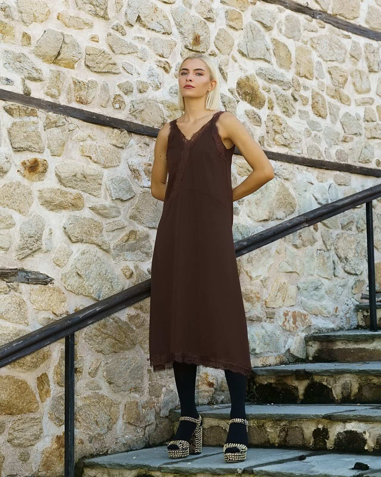 Καφέ midi φόρεμα με ιδιαίτερες ραφές στο τελείωμα. Εμφάνιση από μπροστά