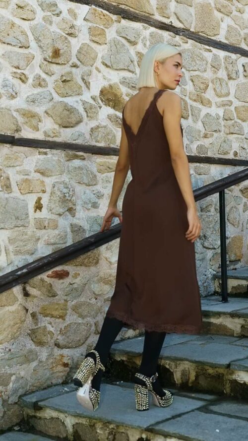 Καφέ midi φόρεμα με ιδιαίτερες ραφές στο τελείωμα. Εμφάνιση από πίσω