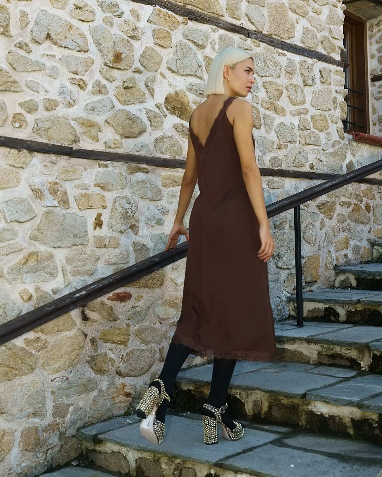 Καφέ midi φόρεμα με ιδιαίτερες ραφές στο τελείωμα. Εμφάνιση από πίσω