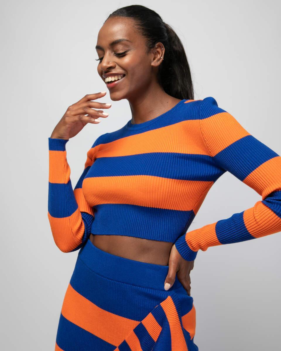 Κοντή ριγέ μπλε και πορτοκαλί μπλούζα με στενή εφαρμογή.