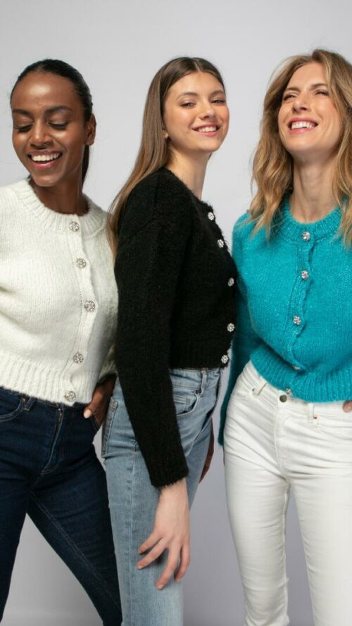 Κοντη ζακέτα με στρας κουμπιά. Εμφάνιση στο πλάι