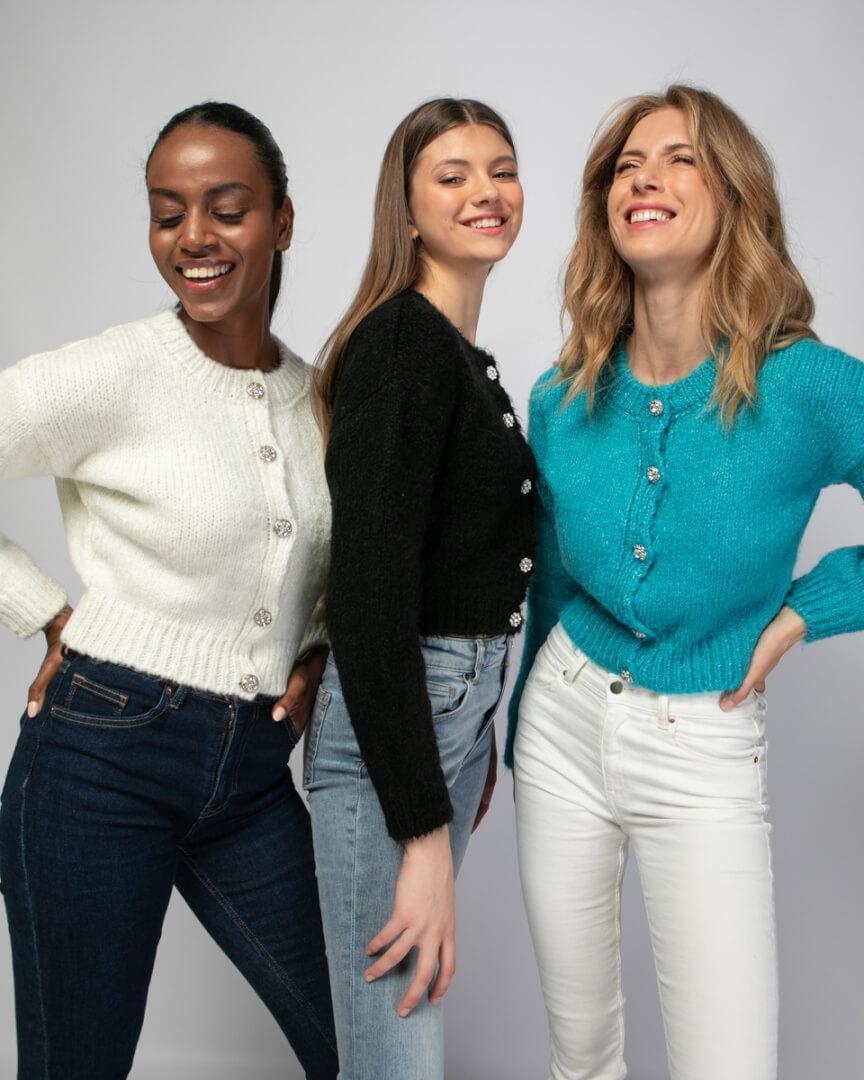 Κοντη ζακέτα με στρας κουμπιά. Εμφάνιση στο πλάι