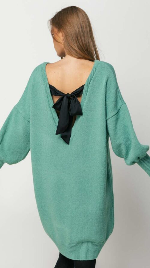 Κοντό πλεκτό βεραμάν φόρεμα με αποσπώμενη μαύρη κορδέλα στην πλάτη. Εμφάνιση από πίσω