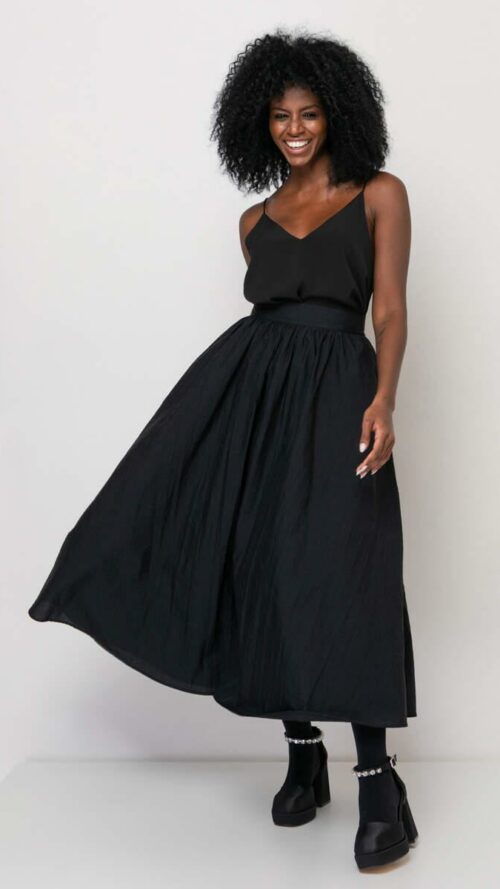 makria-fousta-me-lasticho-sti-mesi-mayro-mprosta Μακριά μαύρη φαρδιά φούστα με λάστιχο στη μέση.