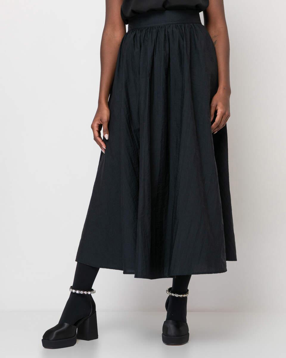 Μακριά μαύρη φαρδιά φούστα με λάστιχο στη μέση. Εμφάνιση ζούμ από μπροστά