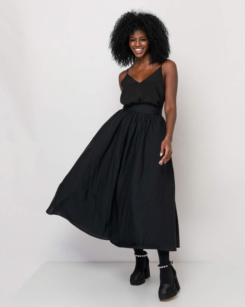 Μακριά μαύρη φαρδιά φούστα με λάστιχο στη μέση.