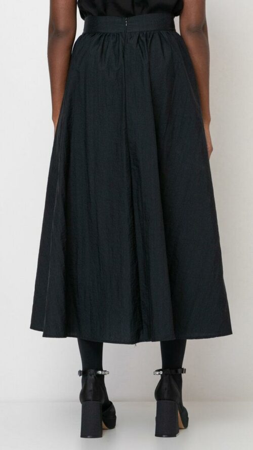 Μακριά μαύρη φαρδιά φούστα με λάστιχο στη μέση. Εμφάνιση από πίσω