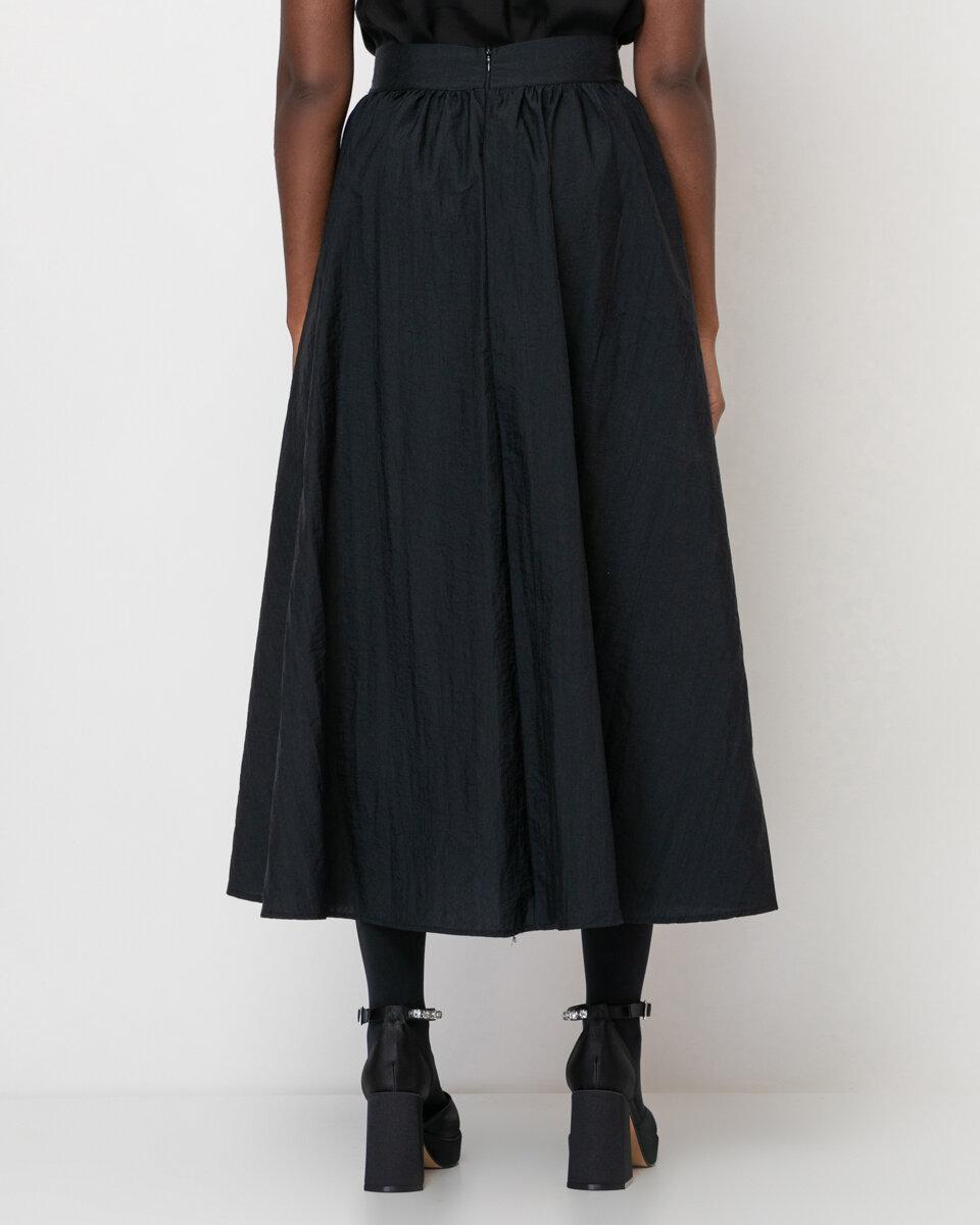 Μακριά μαύρη φαρδιά φούστα με λάστιχο στη μέση. Εμφάνιση από πίσω