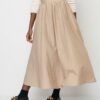 Μακριά μπεζ φαρδιά φούστα με λάστιχο στη μέση. Εμφάνιση από μπροστά με ζουμ