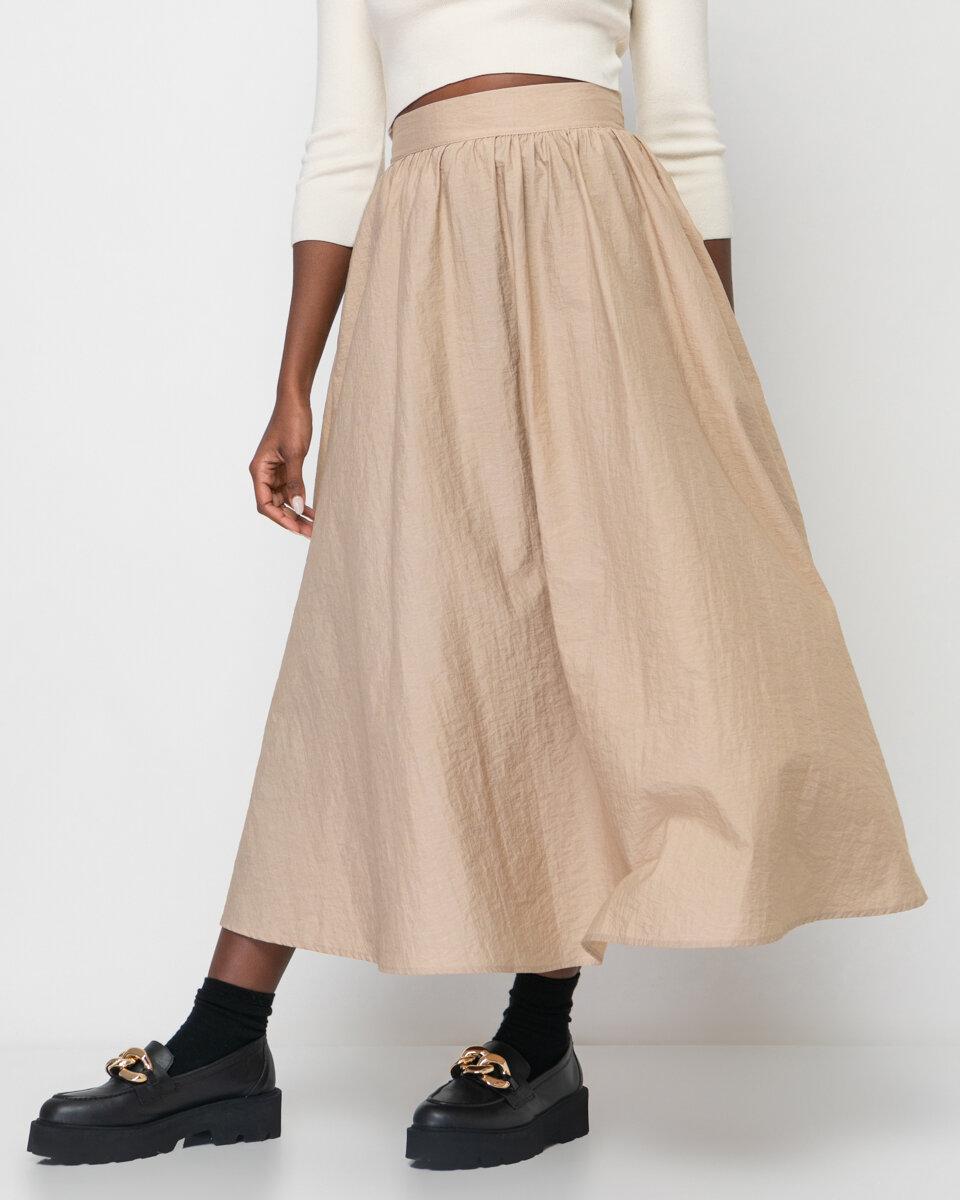 Μακριά μπεζ φαρδιά φούστα με λάστιχο στη μέση. Εμφάνιση από μπροστά με ζουμ
