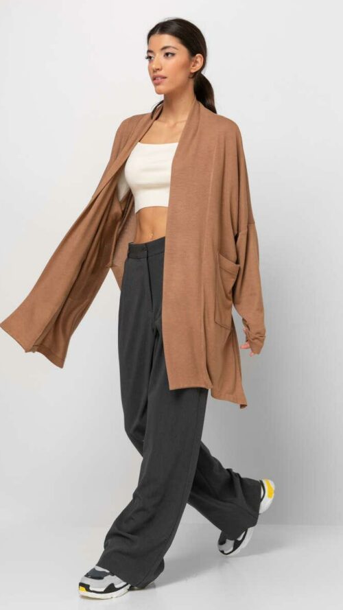 Μακριά ζακέτα με ανοίγματα στο πλάι. Εμφάνιση στο περπάτημα.