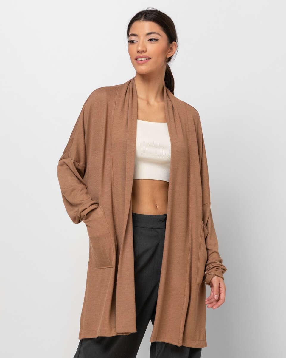 Μακριά ζακέτα με ανοίγματα στο πλάι. Εμφάνιση από μπροστά.