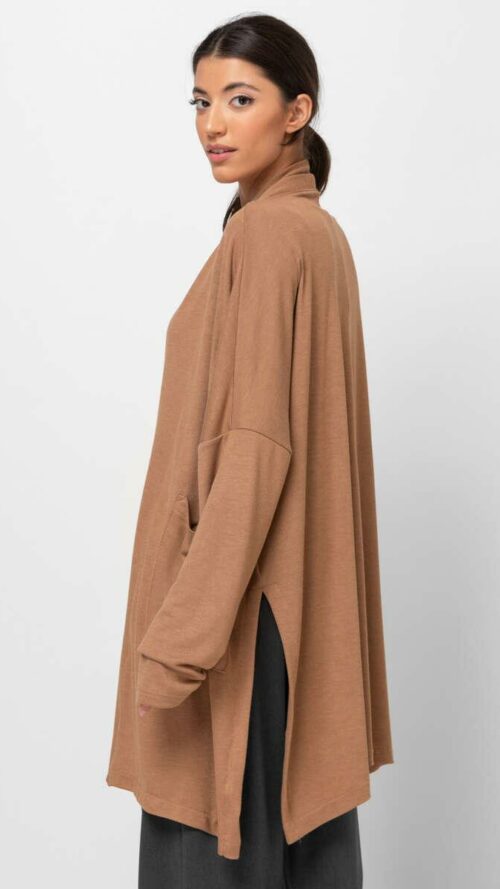 Μακριά ζακέτα με ανοίγματα στο πλάι. Εμφάνιση στο πλάι.