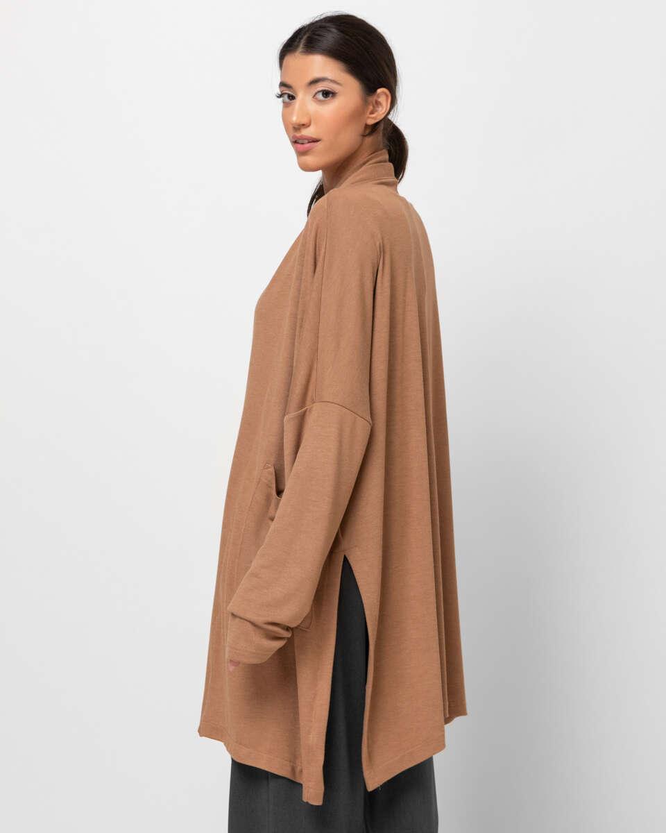 Μακριά ζακέτα με ανοίγματα στο πλάι. Εμφάνιση στο πλάι.