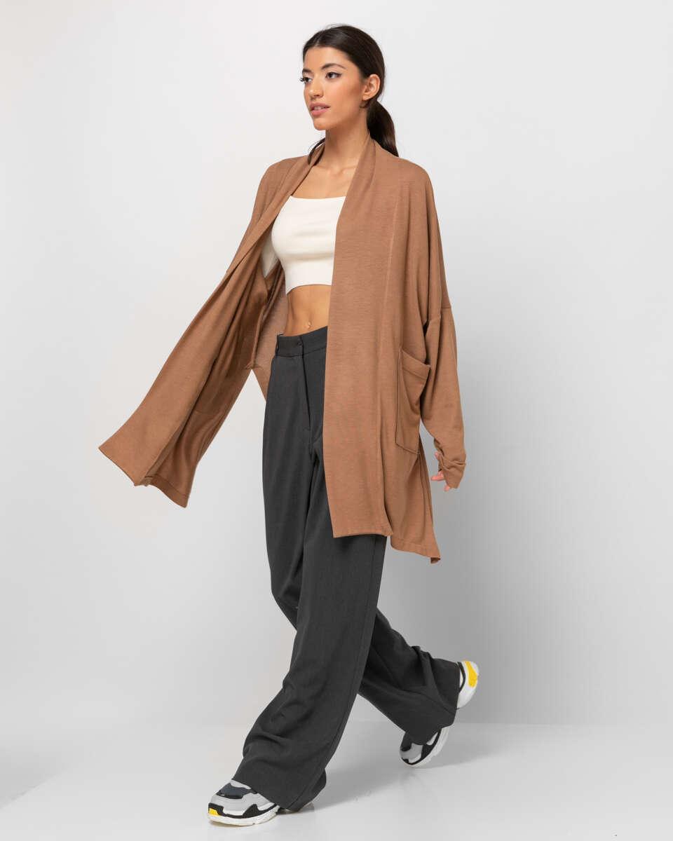 Μακριά ζακέτα με ανοίγματα στο πλάι. Εμφάνιση στο περπάτημα.