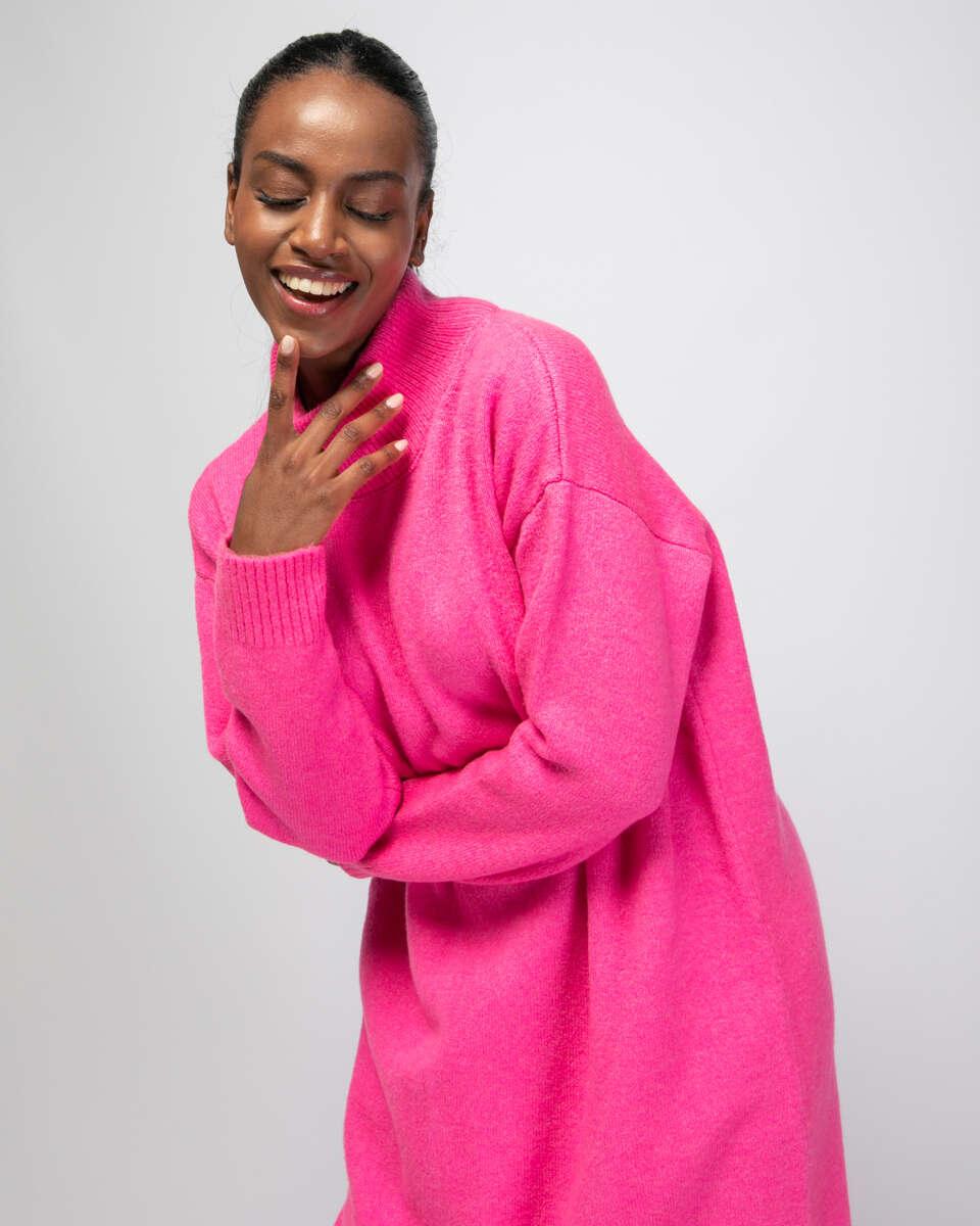 Midi φουξ πλεκτό φόρεμα με μακριά μανίκια και ζιβάγκο. Με rib μανσέτες και τελείωμα. Εμφάνιση από μπροστά