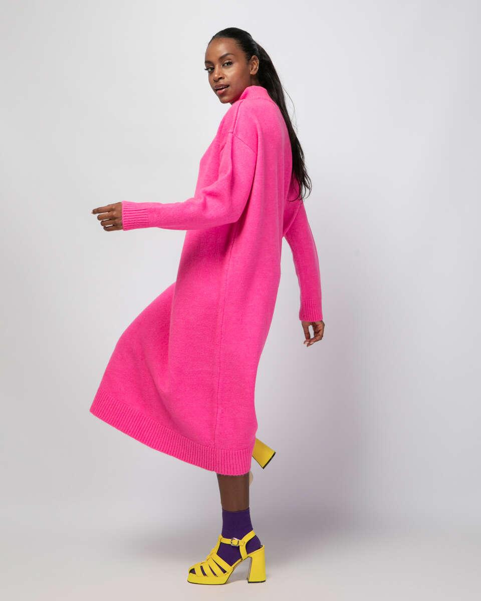 Midi φουξ πλεκτό φόρεμα με μακριά μανίκια και ζιβάγκο. Με rib μανσέτες και τελείωμα. Εμφάνιση από πίσω