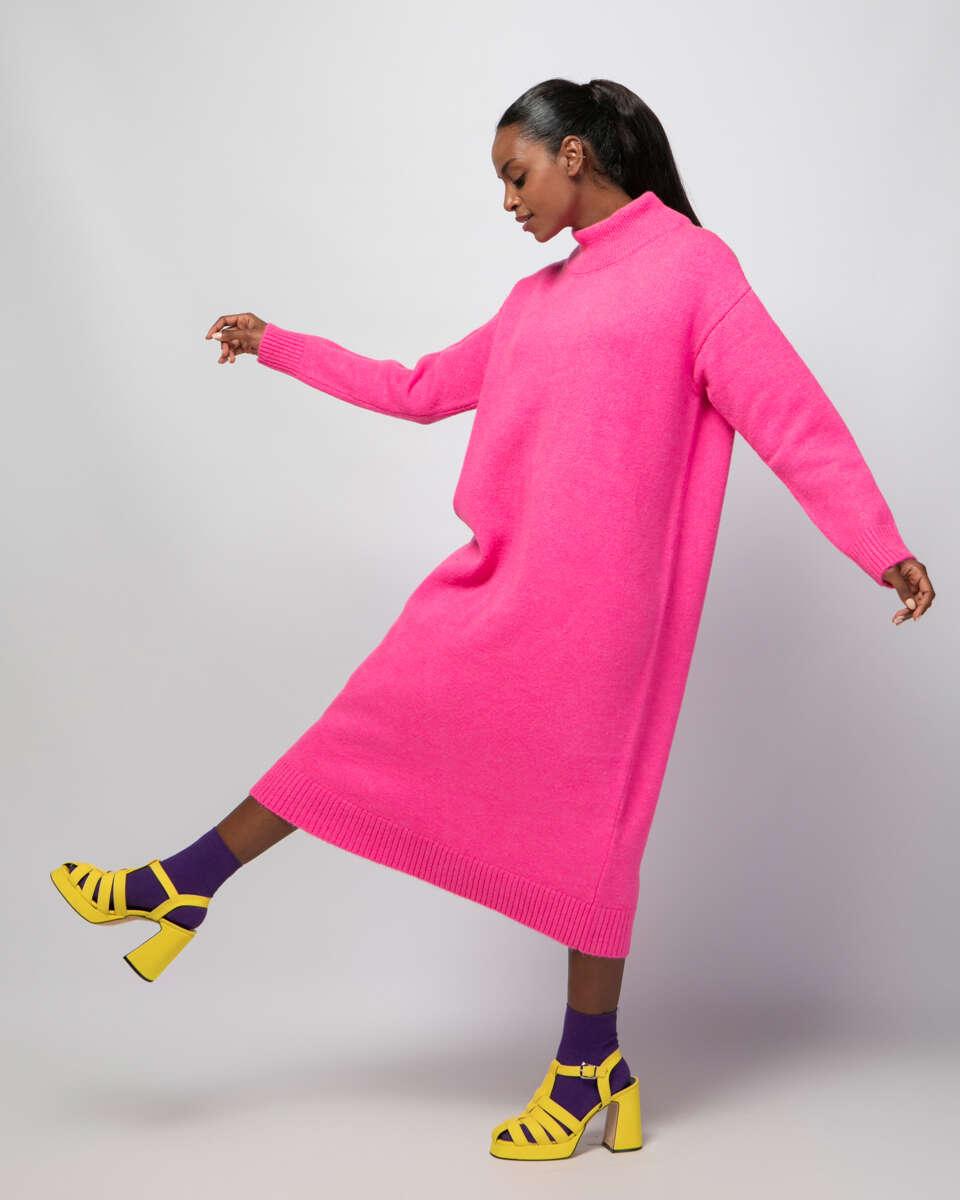 Midi φουξ πλεκτό φόρεμα με μακριά μανίκια και ζιβάγκο. Με rib μανσέτες και τελείωμα. Εμφάνιση στο πλάι