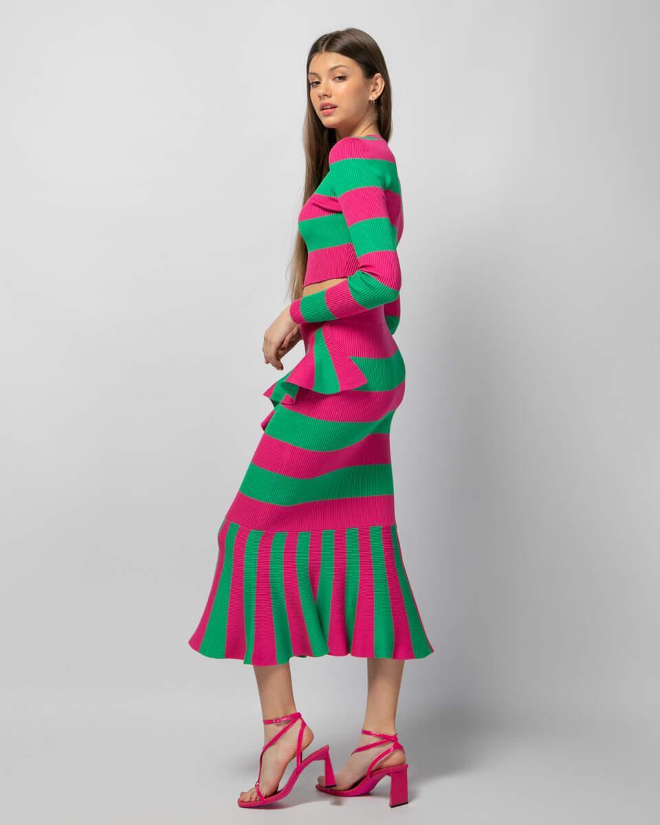 Midi ριγέ πράσινη με φούξια φούστα με στενή εφαρμογή, ελαστική μέση και λεπτομέρειες με βολάν. Εμφάνιση στο πλάι