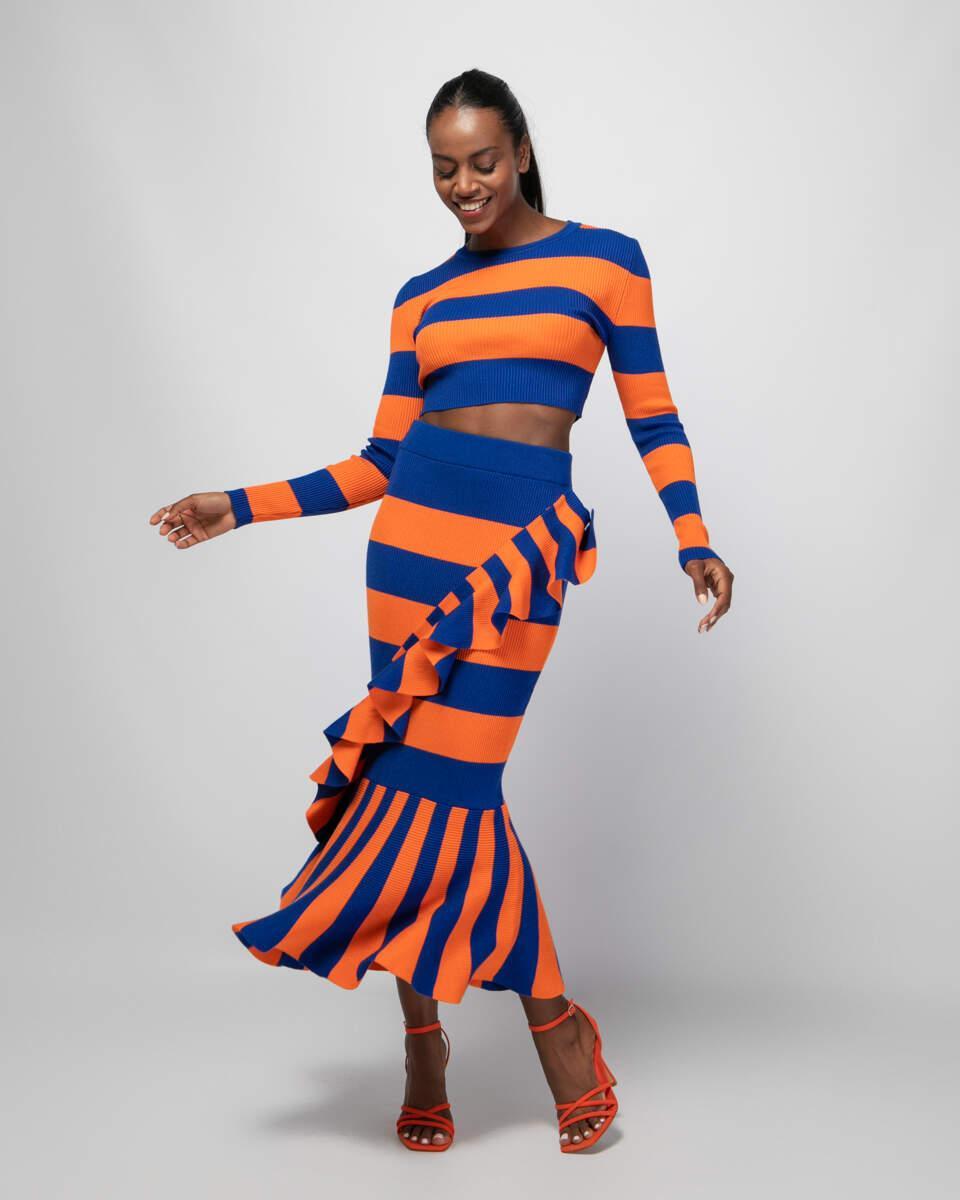 Midi ριγέ μπλε με πορτοκαλί φούστα με στενή εφαρμογή, ελαστική μέση και λεπτομέρειες με βολάν. Εμφάνιση από μπροστά.
