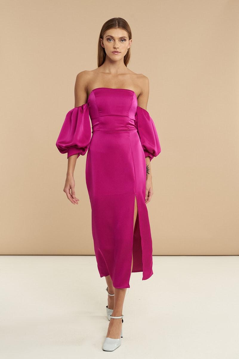 Μίντι σατέν φόρεμα με κοντά φουσκωτά μανίκια, άνοιγμα στο αριστερό πόδι και κρυφό φερμουάρ. Εμφάνιση από μπροστά