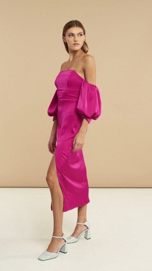 Μίντι σατέν φόρεμα με κοντά φουσκωτά μανίκια, άνοιγμα στο αριστερό πόδι και κρυφό φερμουάρ. Εμφάνιση στο πλάι