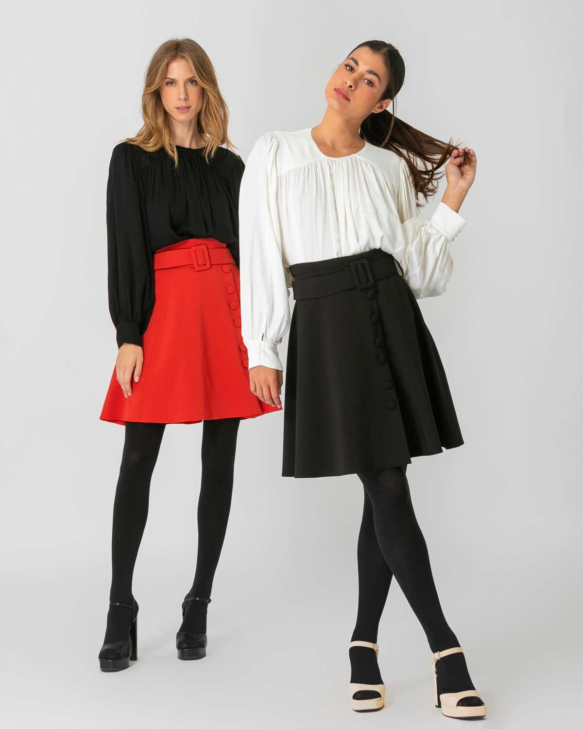 Μαύρη και κόκκινη mini φούστα σε άλφα γραμμή, με κουμπιά στο μπροστινό μέρος, φερμουάρ στο πίσω μέρος και ασορτί αποσπώμενη ζώνη. Εμφάνιση από μπροστά με δύο μοντέλα.