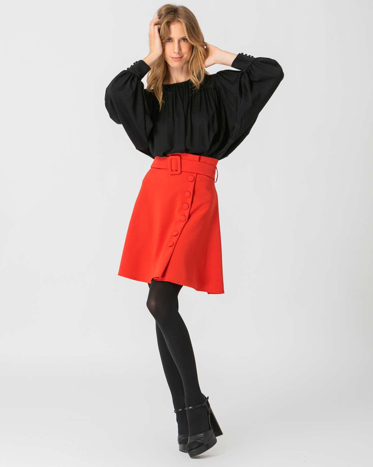 Κόκκινη mini φούστα σε άλφα γραμμή, με κουμπιά στο μπροστινό μέρος, φερμουάρ στο πίσω μέρος και ασορτί αποσπώμενη ζώνη. Εμφάνιση από μπροστά.